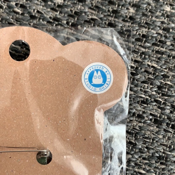 SOLD 🚫 Studio Ghibli Totoro cameo embroidered brooch - Picture 4 of 5